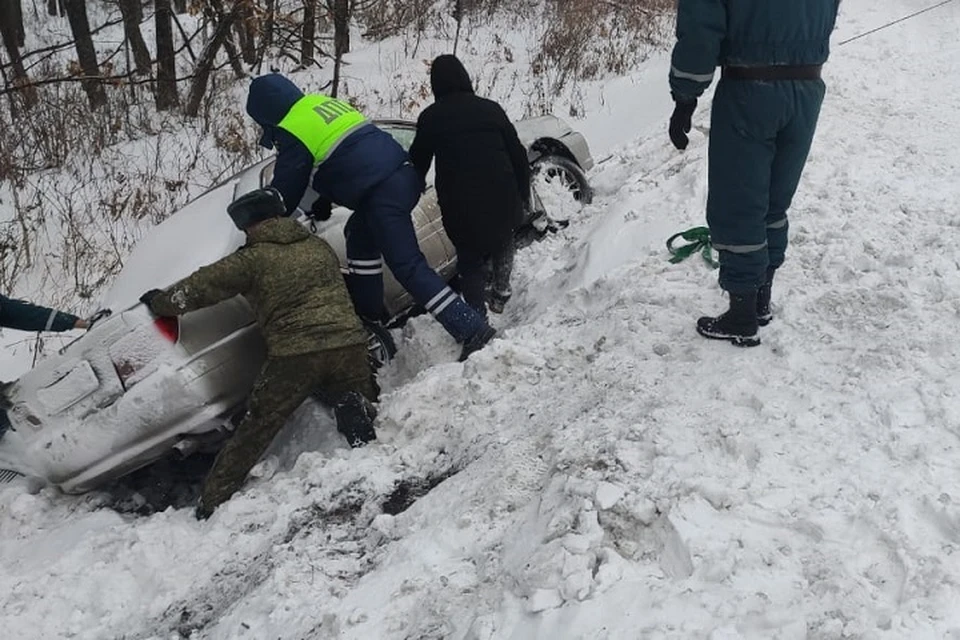 Застрявшим в сугробах хабаровчанам помогают спасатели и незнакомцы