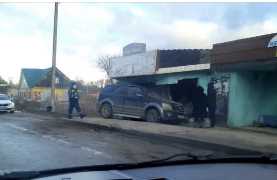 В Рославле водитель Kia снес магазин и въехал в бетонную остановку. Фото: «ROSLAVLMOTOR» – Автопортал Рославля в соцсетях.