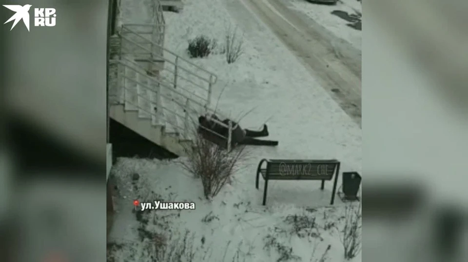 Скользкие ступеньки — следствие ледяного дождя. Фото: скрин из видео.