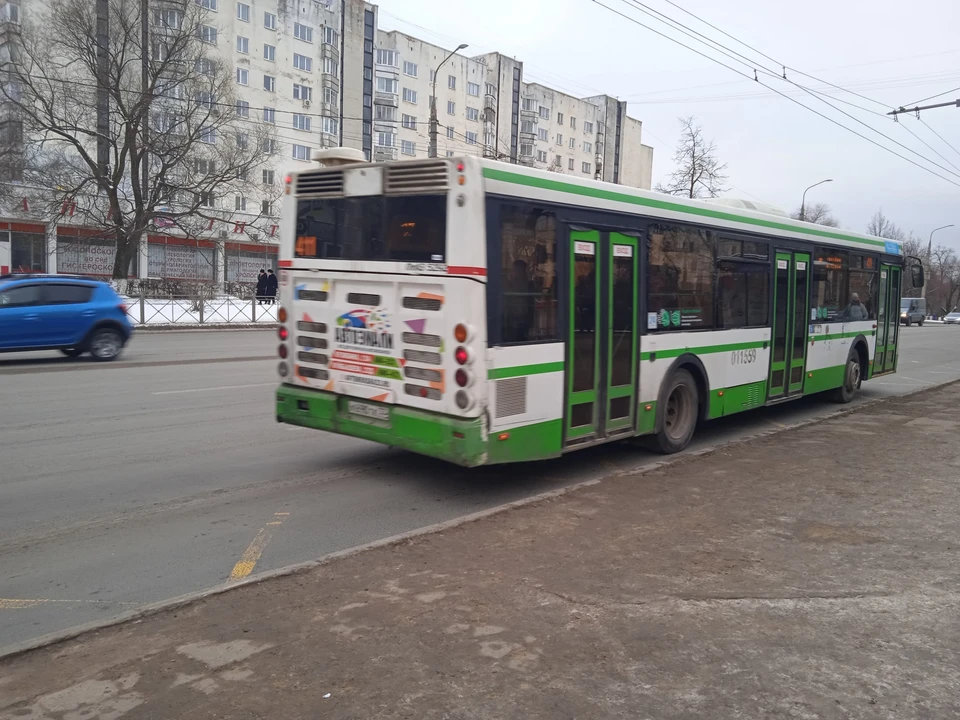 Тот самый автобус "ЛиАЗ", который в районе 14 часов 15 минут стоял в ожидании сменщика.