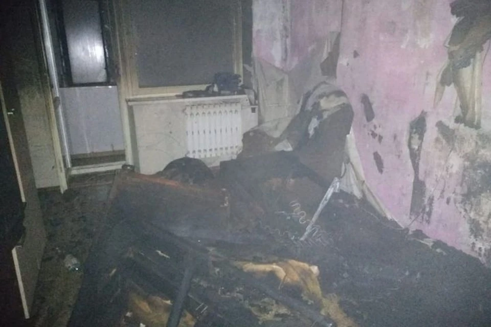 Пожарным пришлось вскрыть дверь горящей квартиры. Фото: пресс-служба МЧС Татарстана