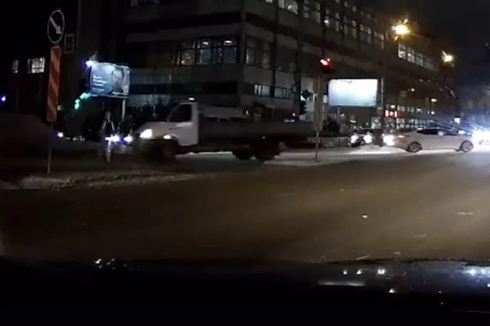 В Новосибирске «Газель» сбила девушку на пешеходном переходе. Фото: стоп-кадр.
