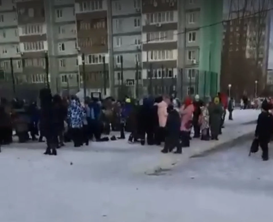 Всех учеников экстренно вывели на улицу / Фото: Происшествия Тольятти
