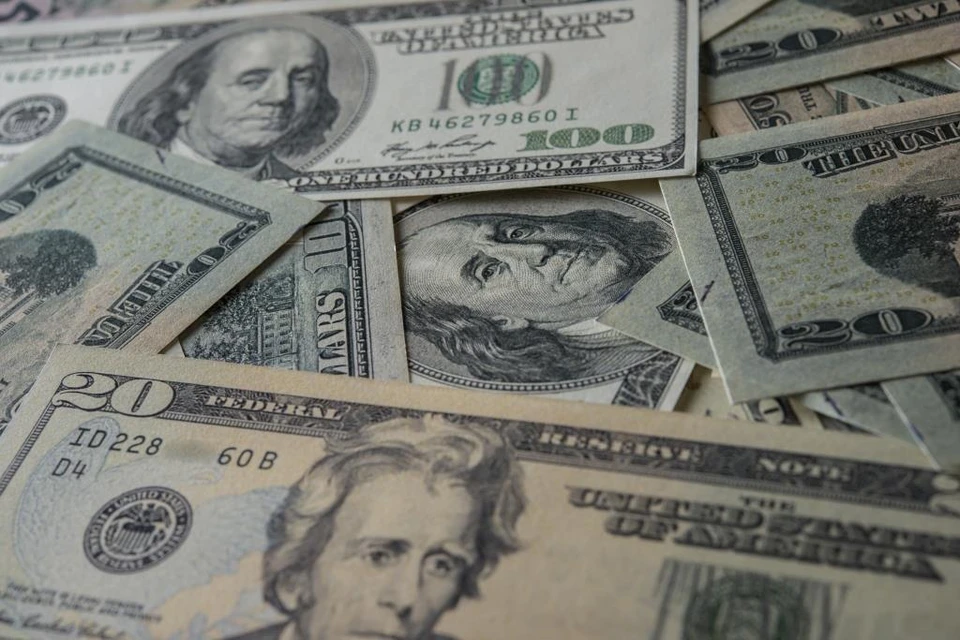 Доллар резко подешевел вслед за котировками на бирже