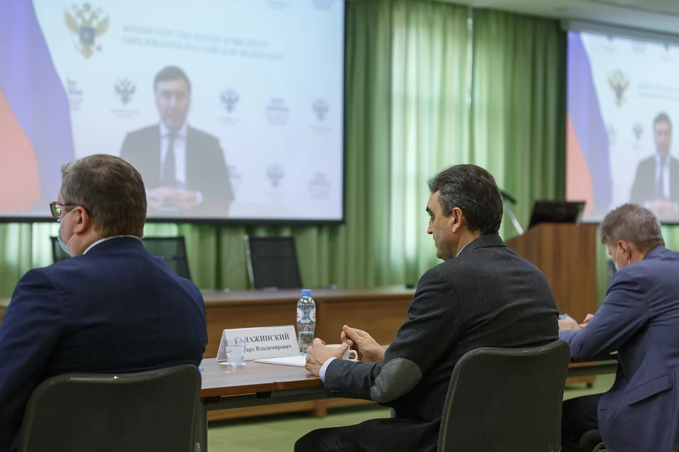 Участники сессии рассмотрели зарубежные примеры по созданию и управлению университетскими кампусами.