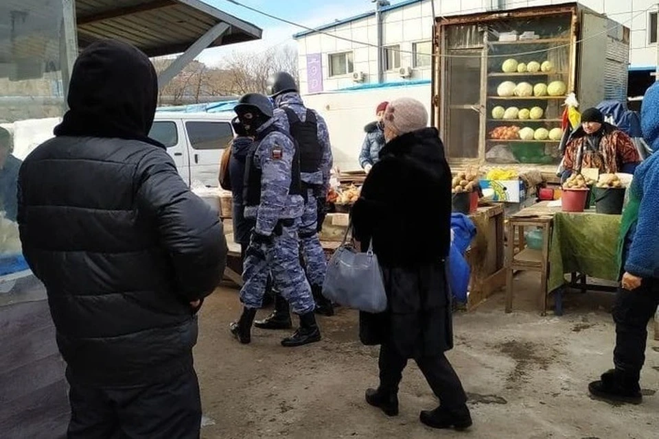 Судебные приставы нагрянули на рынок на Спортивной во Владивостоке. Фото: instagram.com/dpskontrol_125rus