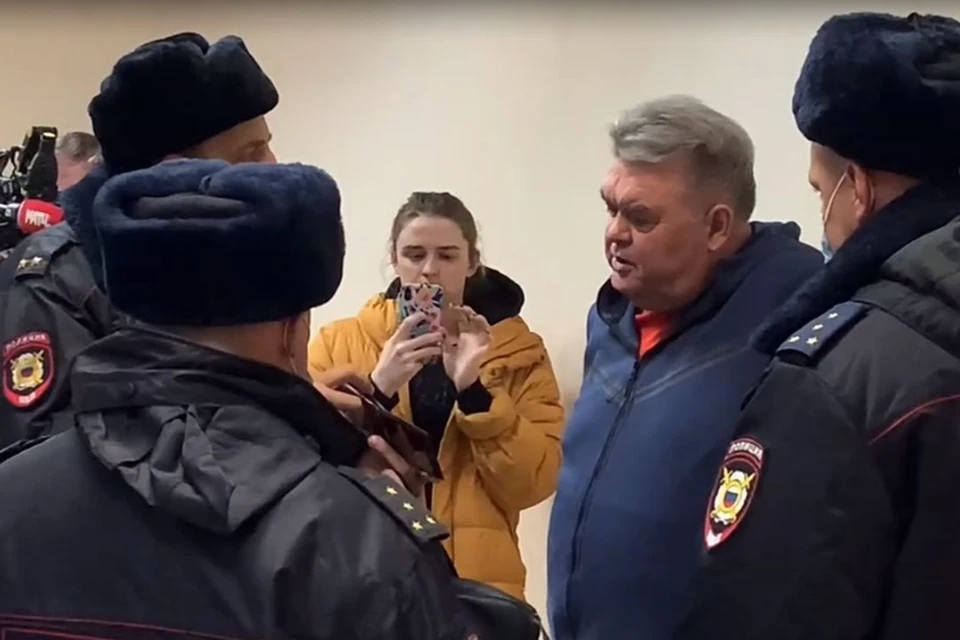 Из-за инцидента с маской заседание пришлось отложить. Фото: Кадр из видео