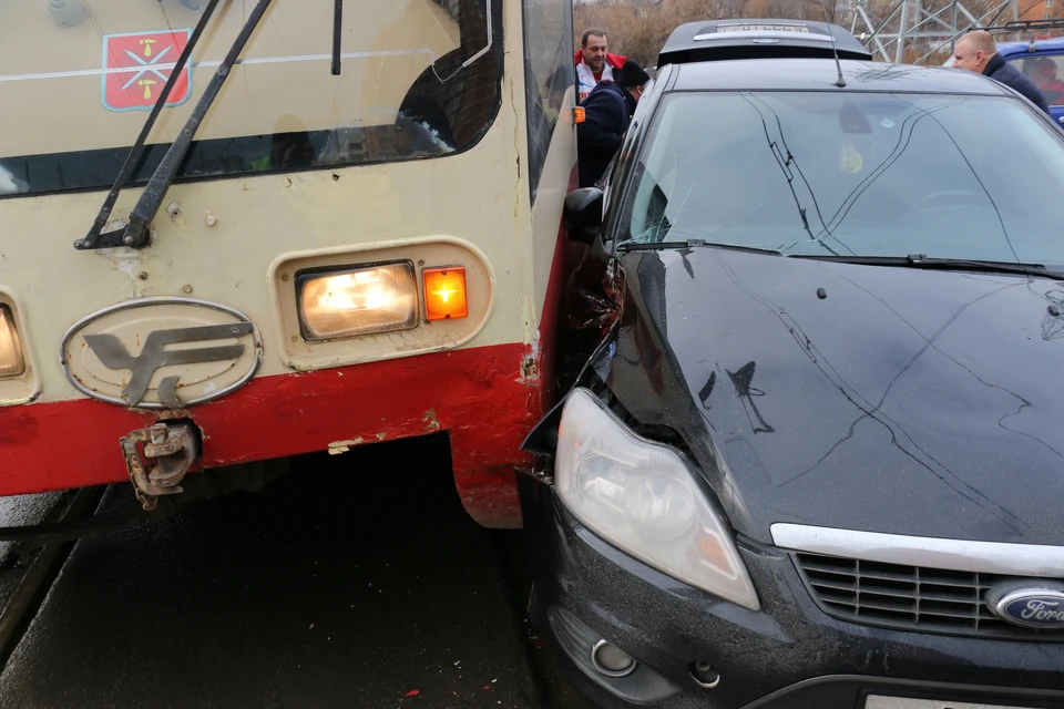 25 ноября на въезде на Восточный обвод со стороны улицы Ложевой столкнулся «Форд» и трамвай