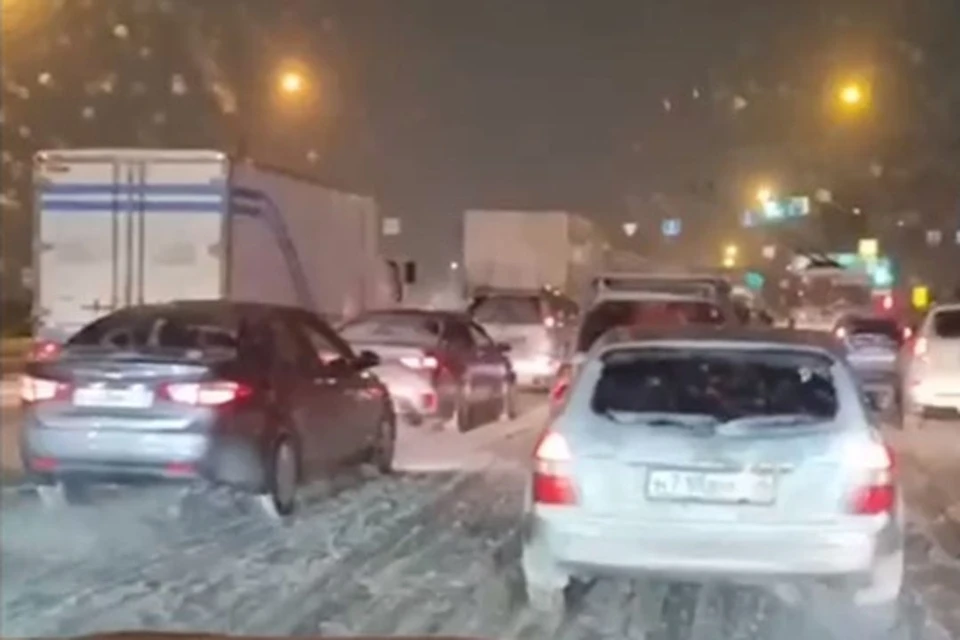 В Ленинском районе Новосибирска грузовики перегородили проезд машинам. Фото: Кадр из видео