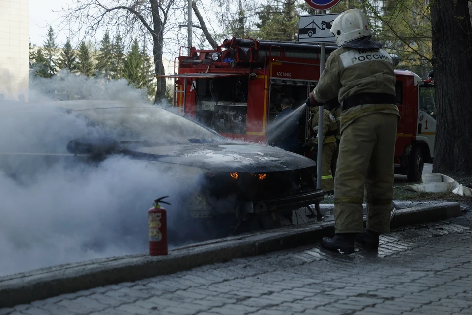Машина загорелась, пока водитель отводил ребенка в садик