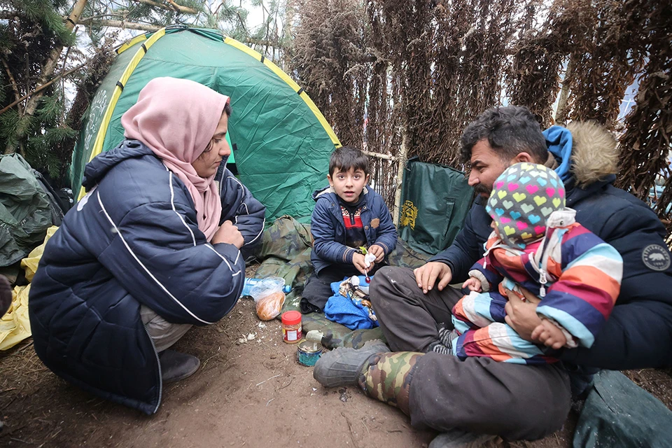 Лукашенко пообещал беженцам выполнить все их пожелания.