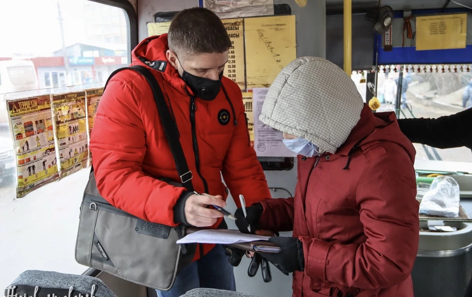 В Смоленске Роспотребнадзор проверяет соблюдение масочного режима в общественном транспорте. Фото: пресс-служба администрации Смоленска.
