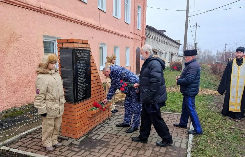 На этом месте в 1941 году были расстреляны немцами мирные жители Скопина. Издательство: "Пресса".