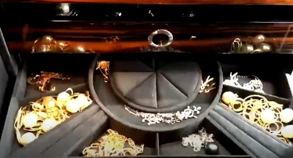 Ящички с украшениями и драгоценностями. Фото: скриншот из видео, предоставленного следственным комитетом.
