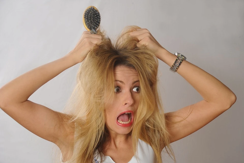 Женщины, переболевшие ковидом, жалуются на выпадение волос.