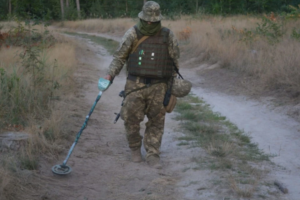 Украинские военные минируют даже дороги, по которым ходят и ездят мирные жители. Фото: Пресс-центр штаба «ООС»