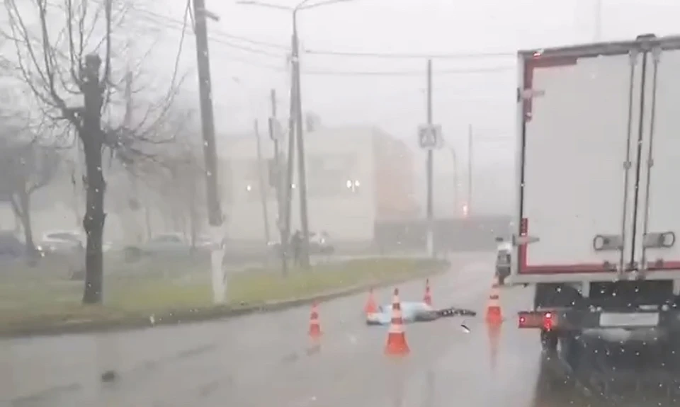 В Смоленске фура супермаркета насмерть сбила пожилую женщину. Фото: «Drive2 Смоленск» в соцсетях.