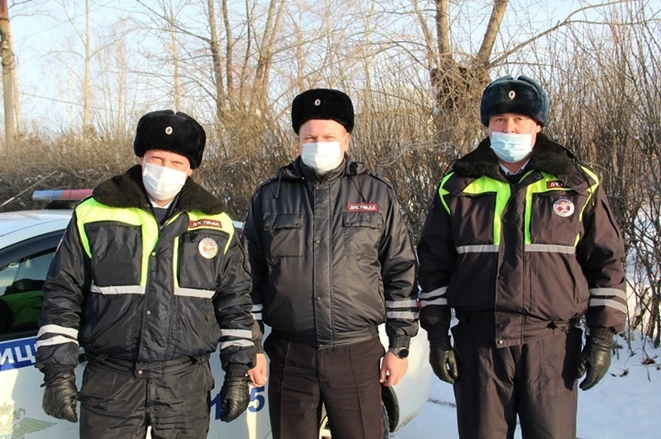 Сначала жители дома приняли полицейских за хулиганов. Фото: ГУ МВД по Свердловской области