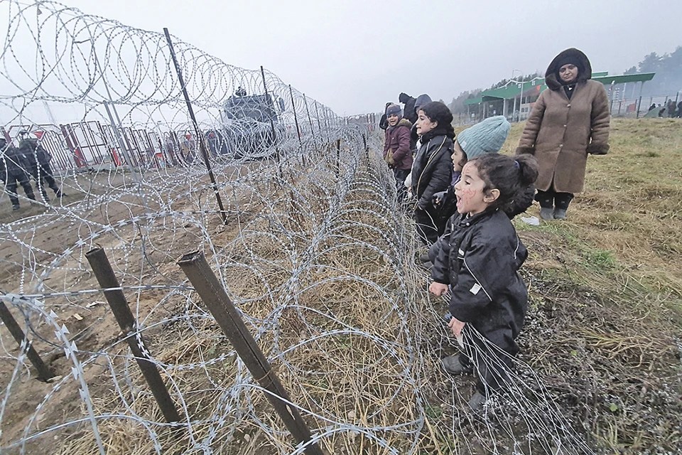 Родители отправляют детей к границе подолгу скандировать: «Мы любим Польшу». Беженцы надеются разжалобить пограничников, но европейцы из-за щитов смотрят на все это безмолвно.