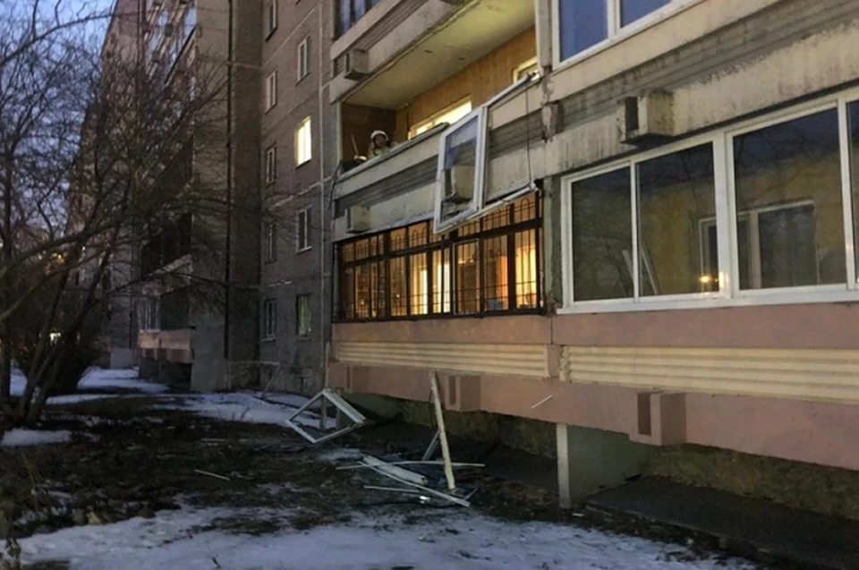 Из-за взрыва на балконе вынесло оконные рамы. Фото: пресс-служба ГУ МЧС по Свердловской области
