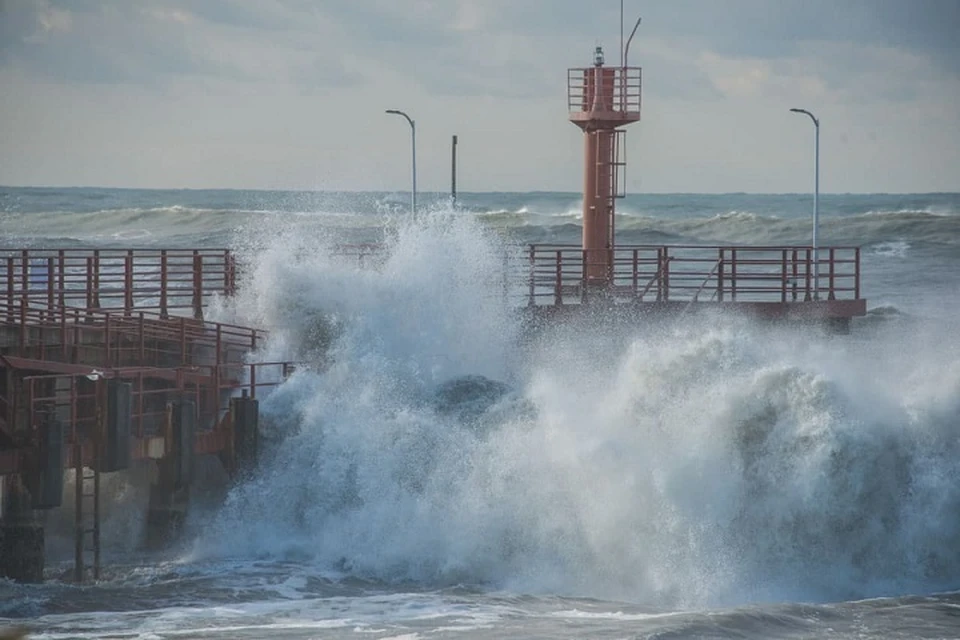 Волны в Сочи были высотой в 6 метров. Фото: Виктор КЛЮШКИН