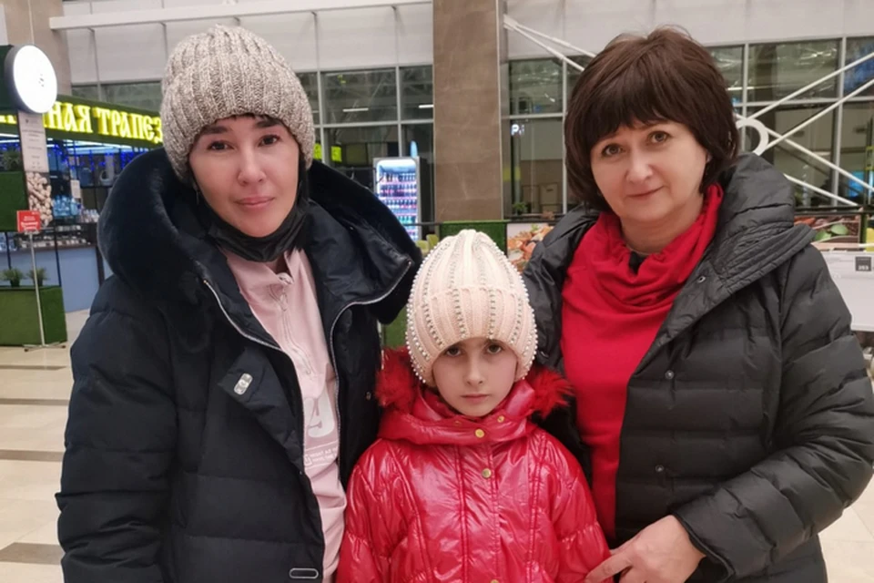Матери вернули дочь, которую отец увез из Красноярска в Афганистан 6 лет назад. Фото Ирины Мирошниковой, на фото она - справа