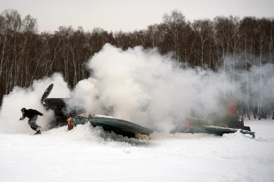 Самолет Ил-2, которым управлял пилот Николай Комлев, подбит «мессершмиттами» и падает в заснеженном лесу