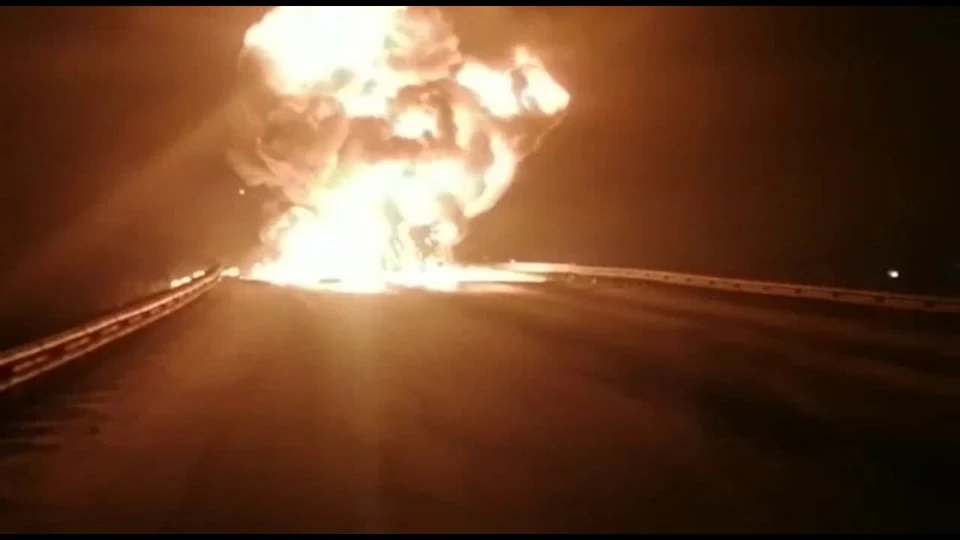 Бензовоз перевернулся и загорелся на трассе под Красноярском. Фото: скриншот из видео МВД по Красноярскому краю