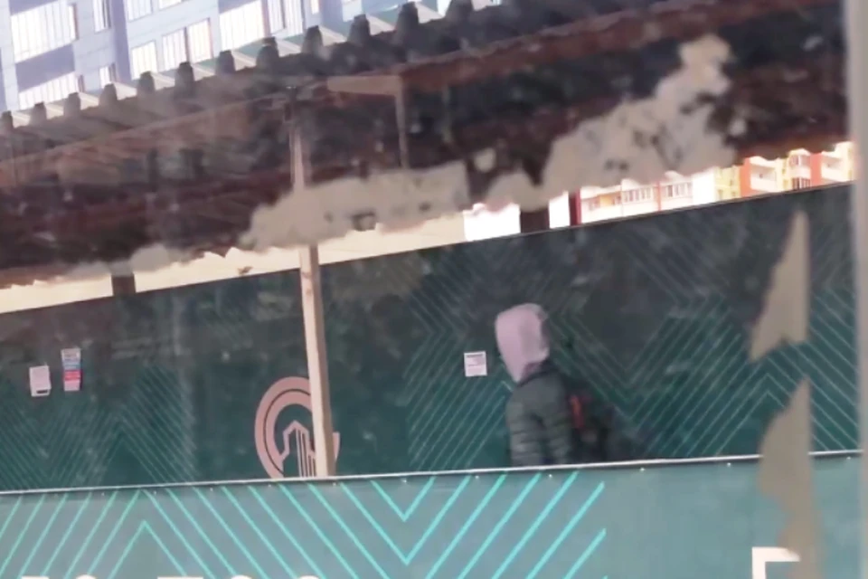Парень шел, накинув капюшон на голову. Фото: кадр из видео/t.me/krd_tipich_ru