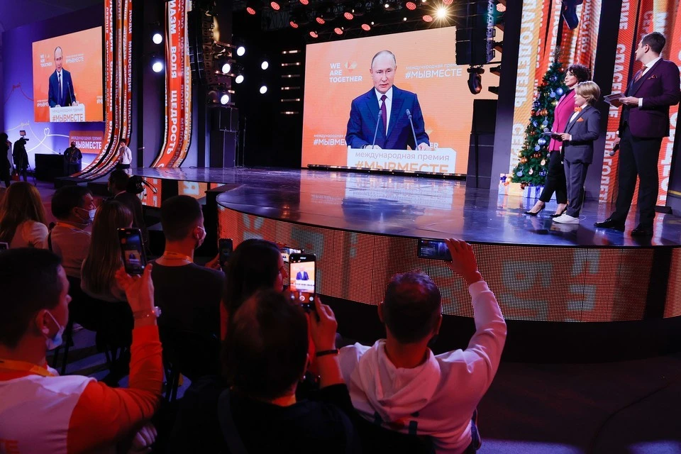 Инициативу страхования волонтеров вчера на церемонии награждения победителей международной премии «Мы вместе - 2021» поддержал президент Владимир Путин. Фото: Михаил Джапаридзе/ТАСС.