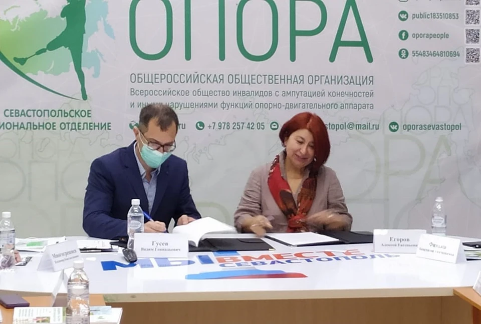 Председатель РО «Опора» Вадим Гусев и глава департамента труда и социальной защиты Севастополя Елена Сулягина подписали соглашение о сотрудничестве после круглого стола, который прошел в штабе волонтеров «Мы вместе - Севастополь»