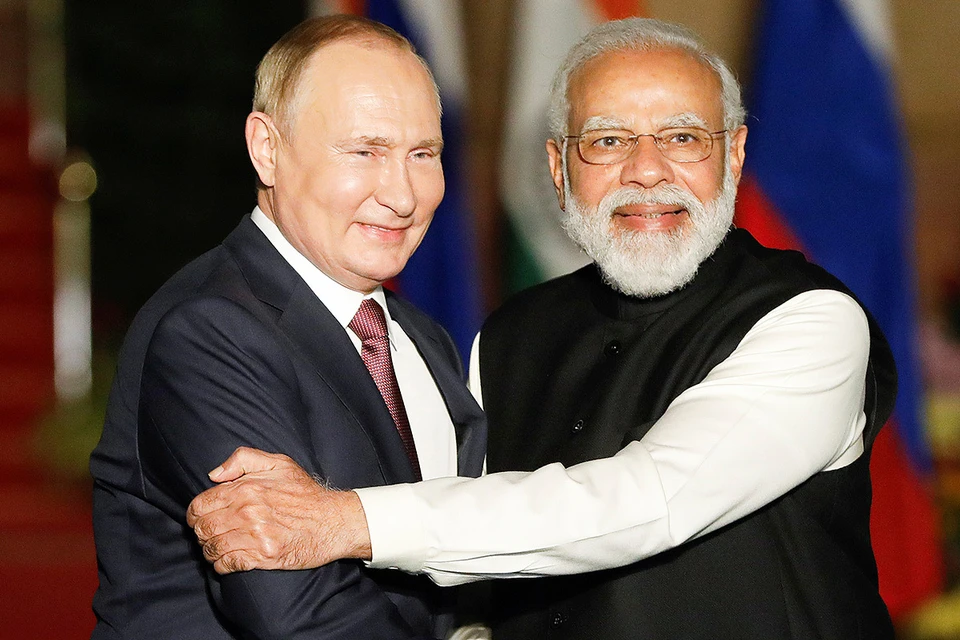 Дружеские объятия Владимира Путина и индийского премьера Нарендры Моди.
