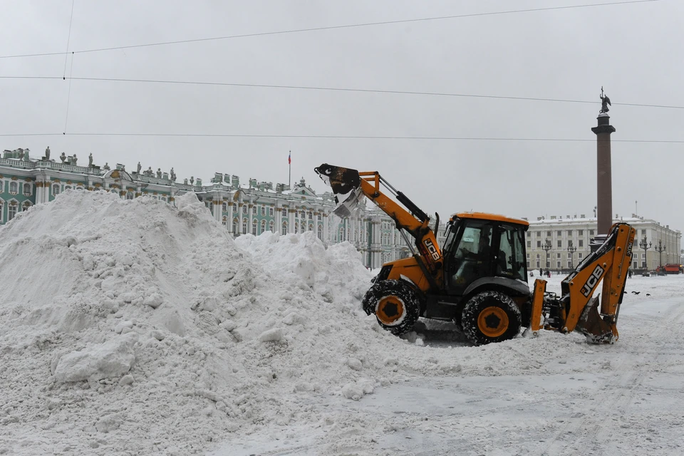 В Петербурге новая проблема: теперь горожанам мешают снежные завалы.