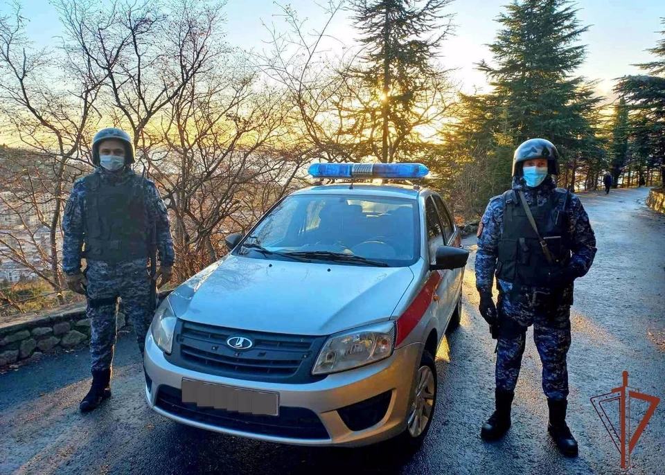 В Ялте росгвардейцы оказали первую помощь пострадавшей. Фото: пресс-служба ГУ Федеральной службы войск национальной гвардии РФ по РК и городу Севастополю