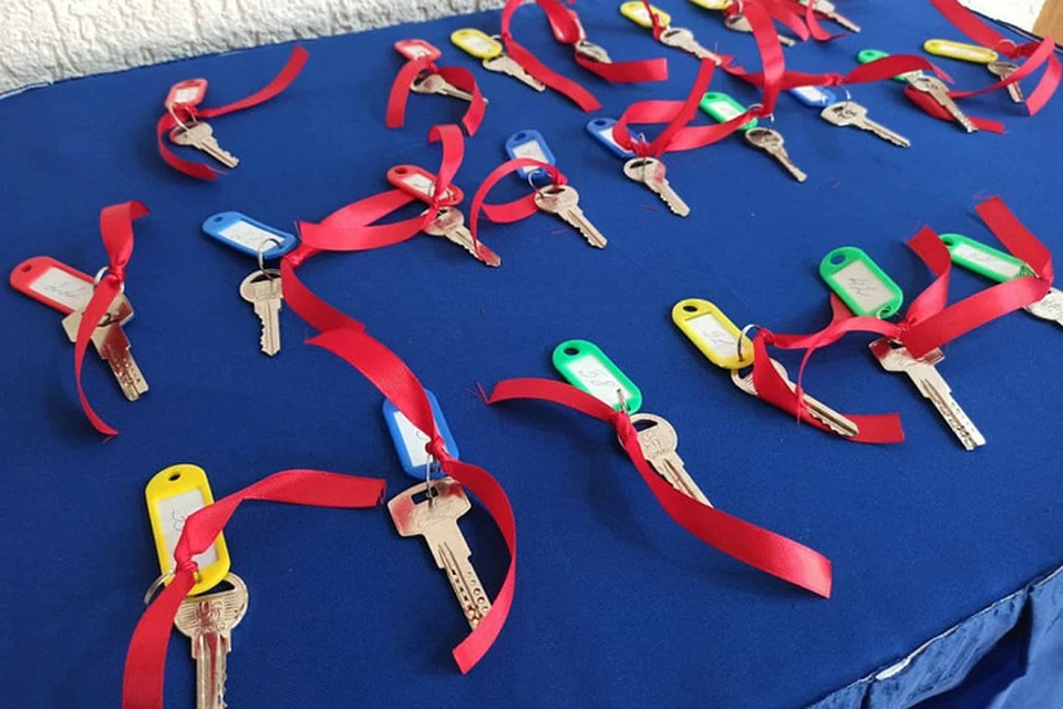 Дети-сироты получили ключи от квартир. Фото: пресс-служба администрации Краснодарского края