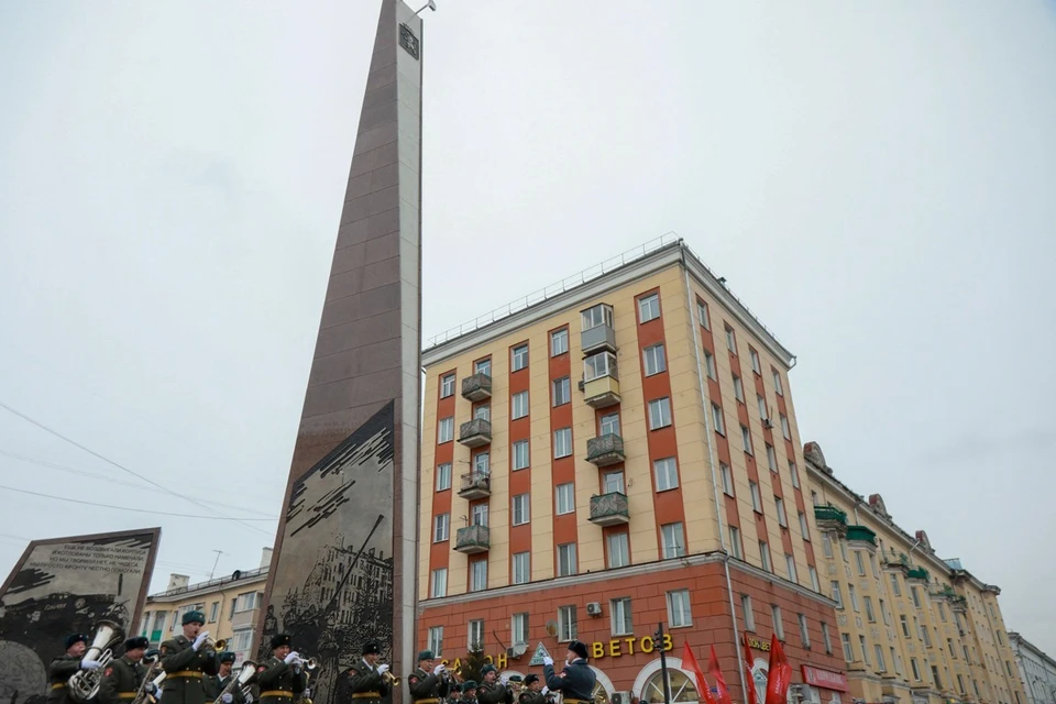 Дк 1 мая. Стелла город трудовой доблести Красноярск. Мемориальный комплекс Красноярск город трудовой доблести. Памятник трудовой доблести Красноярск. ДК 1 мая Красноярск.