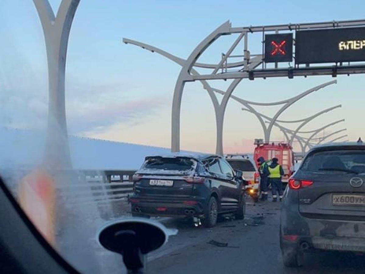 Два грузовика и легковушка попали в ДТП на ЗСД у Сестрорецка. Один человек погиб