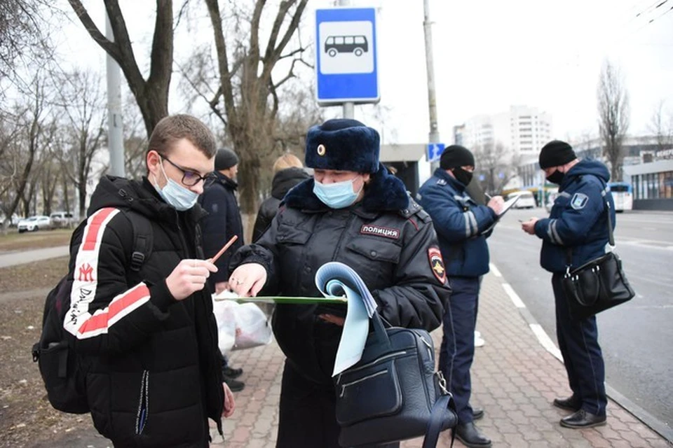 Штраф за отсутствие маски для физлица – от одной тысячи рублей, для должностного лица – от десяти тысяч, для юридического – от ста тысяч.