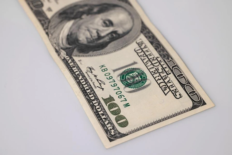 Доллар резко потерял более 1 тенге на утренней сессии KASE