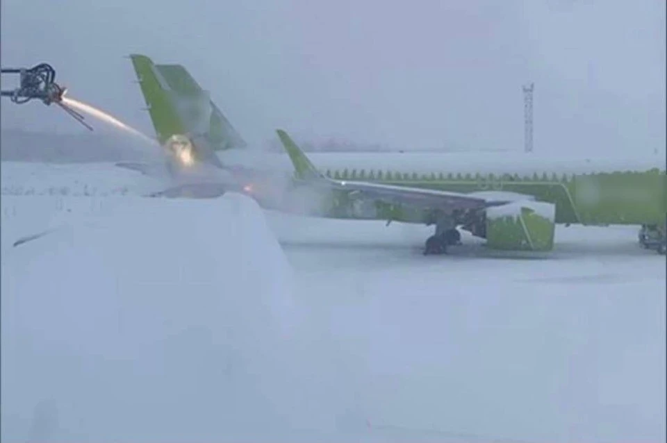 Причиной отключения автопилота на рейсе Магадан - Новосибирск стало появление корок льда под кабиной летчиков. Фото: Екатерина Маринкина.