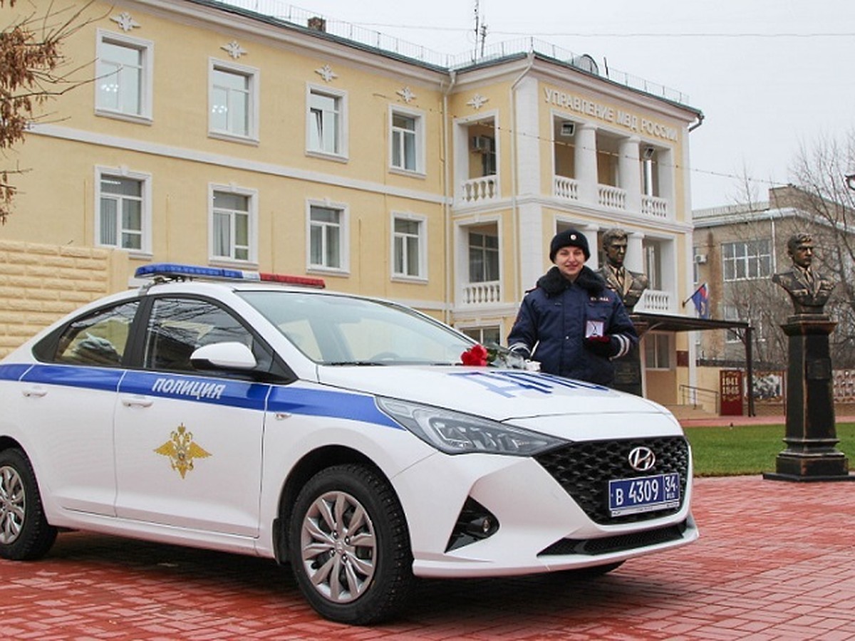 «Ни один нарушитель не уйдет»: в Волжском блондинке в погонах подарили  деньги и новую служебную машину - KP.RU