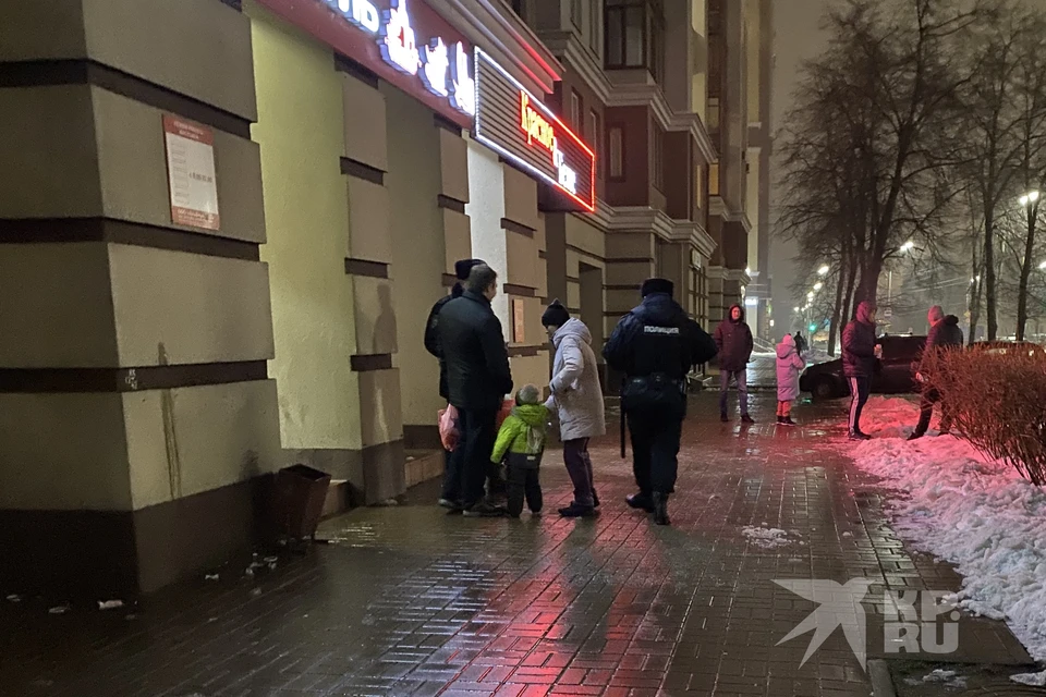 Полицейские вывели из магазина «Бристоль» в центре Рязани покупателя без маски. Он нарушил масочный режим.