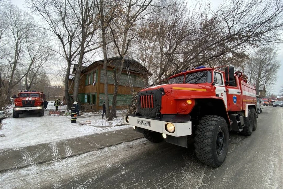 В Иркутске двое детей оказались заперты в квартире горящего дома
