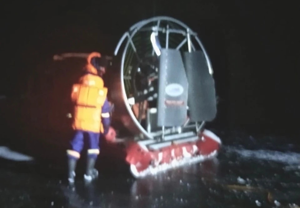 Аэролодка заглохла на льду. Фото: Поисково-спасательная служба Удмуртии
