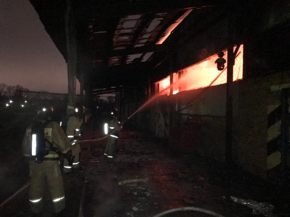 Помещение полностью охвачено огнем. Фото: ГУ МЧС по Ростовской области