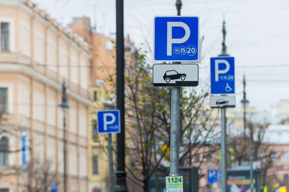 Стало известно, сделают ли парковки в Петербурге платными на Новый год