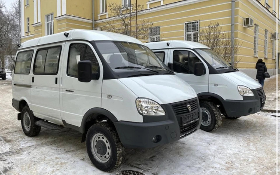 Два новых автомобиля поступили в Смоленский областной онкологический диспансер. Фото: департамент здравоохранения Смоленской области.