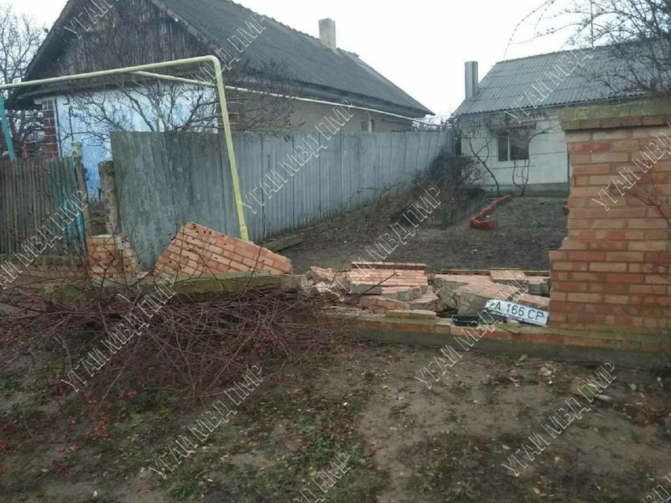 Автомобиль снес забор частного дома (Фото: МВД Приднестровья).