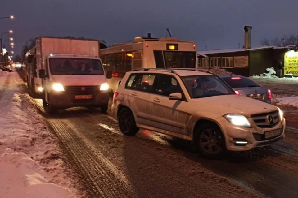 Гигантская пробка сковала подъезды к Шушарам из-за заснеженных дорог