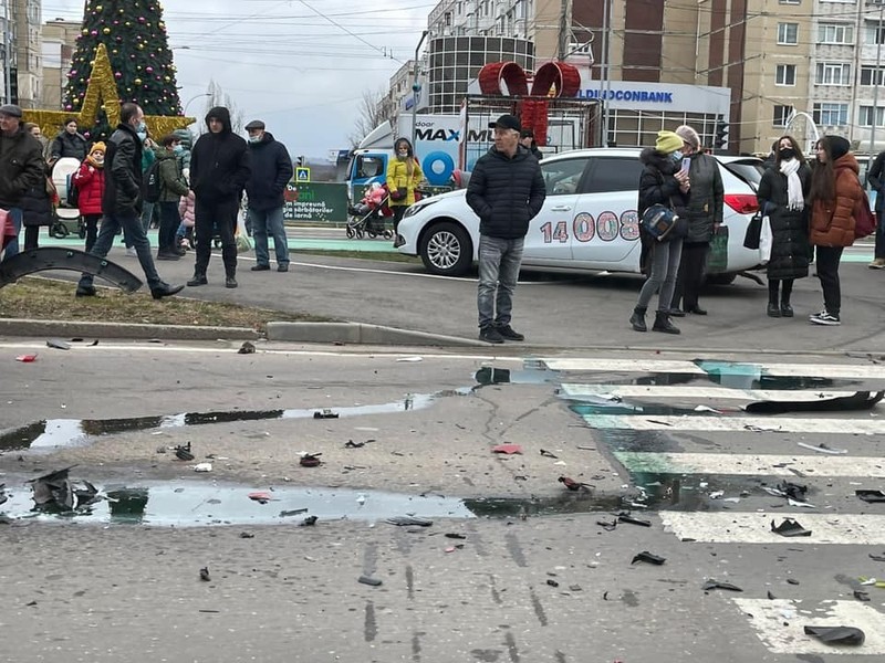 Автомобиль отбросило на пешеходную зону. Фото ГБМ.